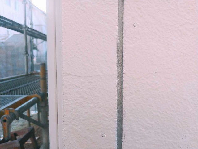 シーリング材を撤去した目地